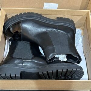 Steve Madden Black Lug Sole Chelsea Boot - Size 8